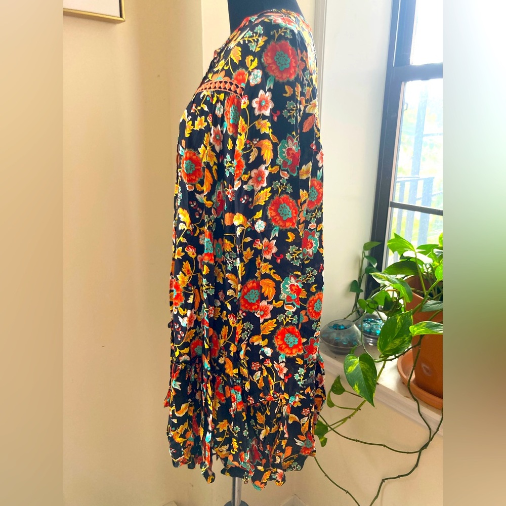 Flowy Floral Dress. Perfect for Fall. Crochet detail. Size S